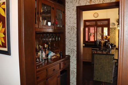 Casa de condomínio para alugar com 323m², 4 quartos e 5 vagasAdega