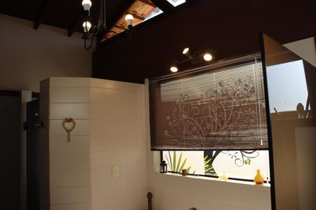 Casa de condomínio para alugar com 323m², 4 quartos e 5 vagasBanheiro da Suíte 2