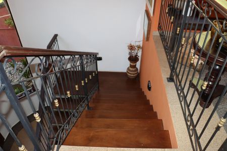 Casa de condomínio para alugar com 323m², 4 quartos e 5 vagasEscada 