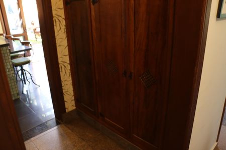 Casa de condomínio para alugar com 323m², 4 quartos e 5 vagasAdega