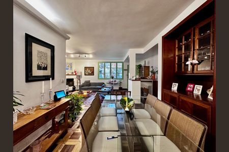 Casa à venda com 250m², 3 quartos e 3 vagas Casa à venda com 250m², 3 quartos e 3 vagasSala