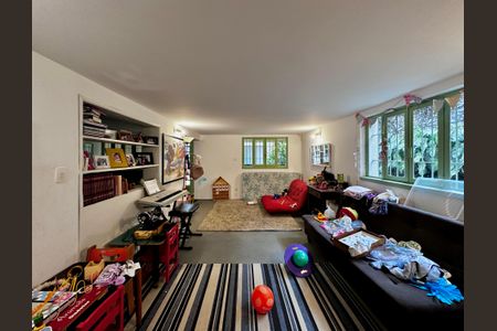 Casa à venda com 250m², 3 quartos e 3 vagas Casa à venda com 250m², 3 quartos e 3 vagasPorão