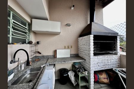 Casa à venda com 250m², 3 quartos e 3 vagas Casa à venda com 250m², 3 quartos e 3 vagasChurrasqueira