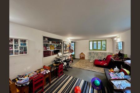 Casa à venda com 250m², 3 quartos e 3 vagas Casa à venda com 250m², 3 quartos e 3 vagasPorão