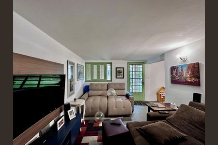 Casa à venda com 250m², 3 quartos e 3 vagas Casa à venda com 250m², 3 quartos e 3 vagasPorão