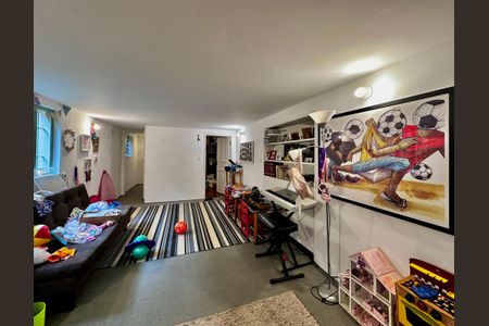 Casa à venda com 250m², 3 quartos e 3 vagas Casa à venda com 250m², 3 quartos e 3 vagasPorão