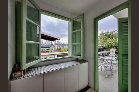 Casa à venda com 250m², 3 quartos e 3 vagas Casa à venda com 250m², 3 quartos e 3 vagasSuíte