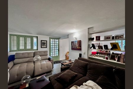 Casa à venda com 250m², 3 quartos e 3 vagas Casa à venda com 250m², 3 quartos e 3 vagasPorão