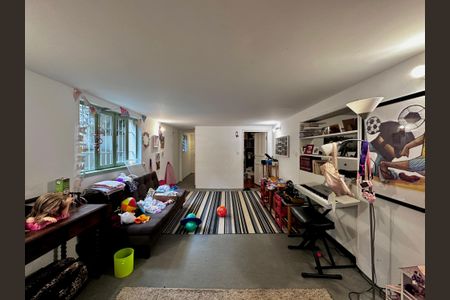 Casa à venda com 250m², 3 quartos e 3 vagas Casa à venda com 250m², 3 quartos e 3 vagasPorão