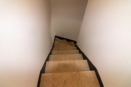 Casa para alugar com 76m², 2 quartos e 1 vagaEscada - piso inferior