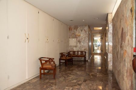 Apartamento à venda com 78m², 2 quartos e 2 vagasHall social