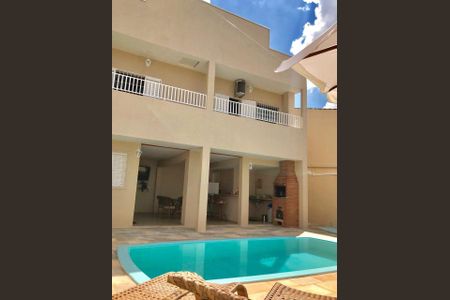 Casa à venda com 233m², 3 quartos e 2 vagas