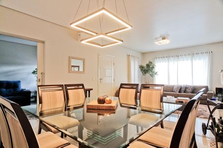 Casa à venda com 320m², 4 quartos e 6 vagas Casa à venda com 320m², 4 quartos e 6 vagasSala