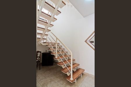 Casa à venda com 320m², 4 quartos e 6 vagas Casa à venda com 320m², 4 quartos e 6 vagasHall