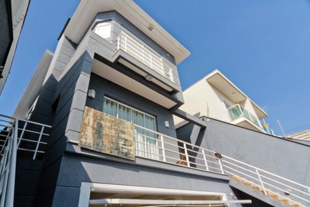 Casa à venda com 320m², 4 quartos e 6 vagas Casa à venda com 320m², 4 quartos e 6 vagasFachada