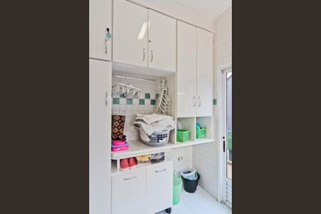 Casa à venda com 320m², 4 quartos e 6 vagas Casa à venda com 320m², 4 quartos e 6 vagasÁrea de Serviço