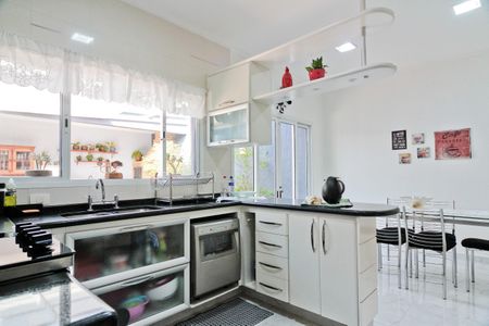 Casa à venda com 320m², 4 quartos e 6 vagas Casa à venda com 320m², 4 quartos e 6 vagasCozinha