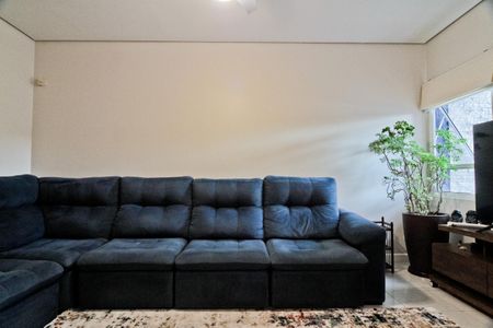 Casa à venda com 320m², 4 quartos e 6 vagas Casa à venda com 320m², 4 quartos e 6 vagasSala de TV