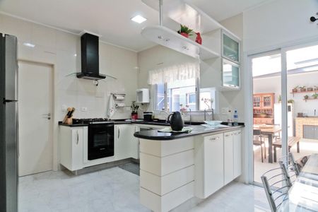 Casa à venda com 320m², 4 quartos e 6 vagas Casa à venda com 320m², 4 quartos e 6 vagasCozinha