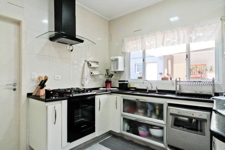 Casa à venda com 320m², 4 quartos e 6 vagas Casa à venda com 320m², 4 quartos e 6 vagasCozinha