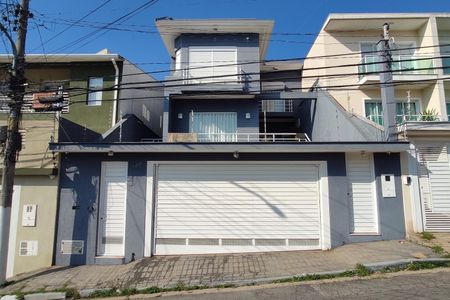 Casa à venda com 320m², 4 quartos e 6 vagas Casa à venda com 320m², 4 quartos e 6 vagasFachada