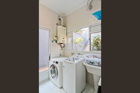 Casa à venda com 320m², 4 quartos e 6 vagas Casa à venda com 320m², 4 quartos e 6 vagasÁrea de Serviço