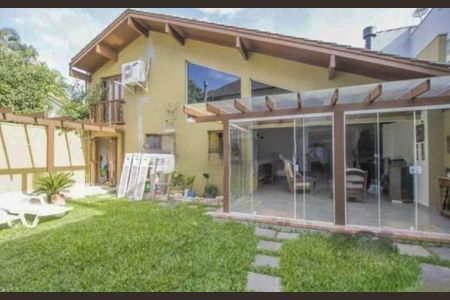 Casa à venda com 397m², 3 quartos e 8 vagas Casa à venda com 397m², 3 quartos e 8 vagasQuintal