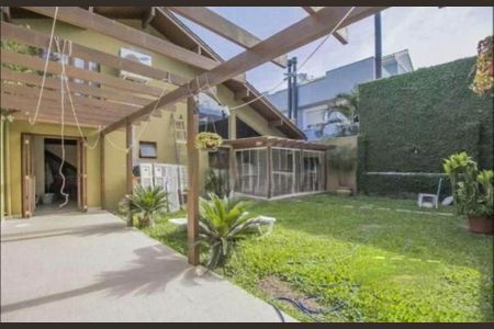 Casa à venda com 397m², 3 quartos e 8 vagas Casa à venda com 397m², 3 quartos e 8 vagasQuintal