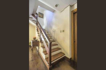 Casa à venda com 397m², 3 quartos e 8 vagas Casa à venda com 397m², 3 quartos e 8 vagasEscada