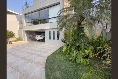 Casa à venda com 550m², 4 quartos e 5 vagas Casa à venda com 550m², 4 quartos e 5 vagasFachada