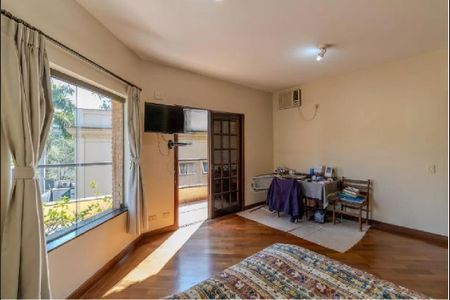Casa de condomínio à venda com 250m², 4 quartos e 5 vagas Casa de condomínio à venda com 250m², 4 quartos e 5 vagasSuíte 1