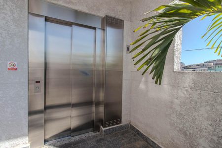 Apartamento à venda com 48m², 2 quartos e 2 vagas Apartamento à venda com 48m², 2 quartos e 2 vagasElevadores