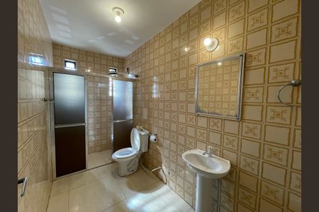 Casa à venda com 330m², 5 quartos e 6 vagas Casa à venda com 330m², 5 quartos e 6 vagasBanheiro 1