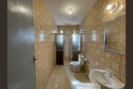 Casa à venda com 330m², 5 quartos e 6 vagas Casa à venda com 330m², 5 quartos e 6 vagasBanheiro 1