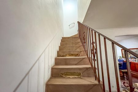 Casa à venda com 260m², 3 quartos e 3 vagas Casa à venda com 260m², 3 quartos e 3 vagasEscada