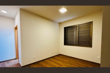 Casa de condomínio à venda com 1000m², 4 quartos e 6 vagas