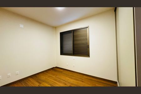 Casa de condomínio à venda com 1000m², 4 quartos e 6 vagas