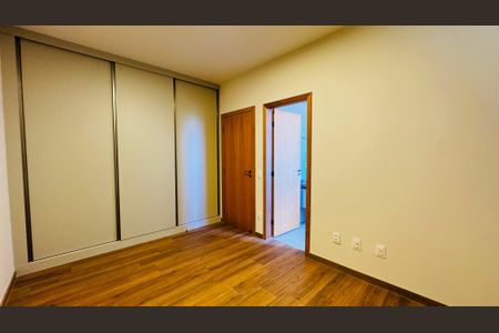 Casa de condomínio à venda com 1000m², 4 quartos e 6 vagas