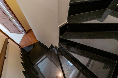 Apartamento à venda com 482m², 4 quartos e 5 vagas Apartamento à venda com 482m², 4 quartos e 5 vagasEscada