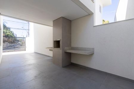 Casa à venda com 210m², 3 quartos e 2 vagas Casa à venda com 210m², 3 quartos e 2 vagasÁrea comum - Churrasqueira