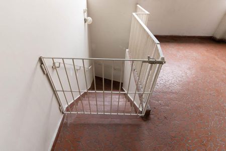 Casa à venda com 150m², 3 quartos e 2 vagas Casa à venda com 150m², 3 quartos e 2 vagasEscada