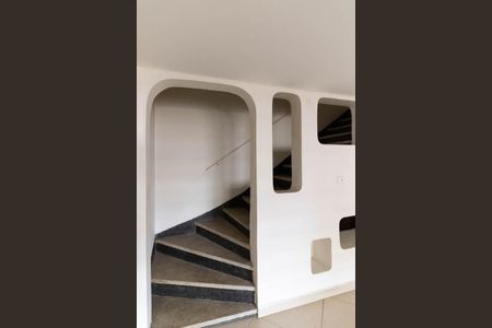 Casa à venda com 150m², 3 quartos e 2 vagas Casa à venda com 150m², 3 quartos e 2 vagasEscada