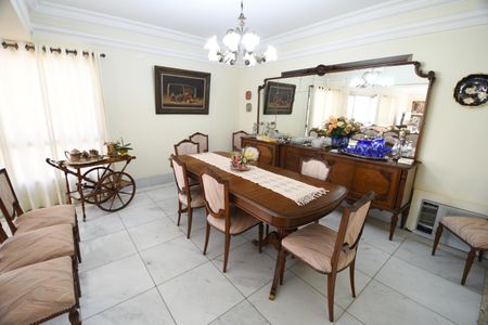 Apartamento para alugar com 221m², 5 quartos e 2 vagasSala