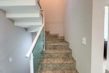 Casa à venda com 238m², 3 quartos e 6 vagas Casa à venda com 238m², 3 quartos e 6 vagasEscada