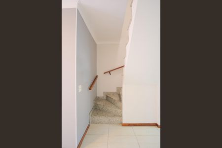 Casa à venda com 75m², 2 quartos e 1 vagaEscada