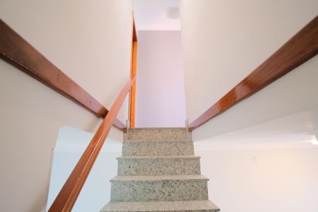 Casa à venda com 75m², 2 quartos e 1 vagaEscada