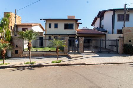 Casa à venda com 220m², 3 quartos e 4 vagas Casa à venda com 220m², 3 quartos e 4 vagasFachada