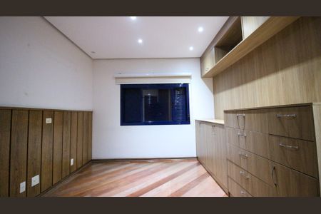 Apartamento à venda com 290m², 4 quartos e 4 vagas Apartamento à venda com 290m², 4 quartos e 4 vagasSuíte 3