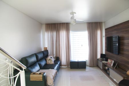 Casa à venda com 240m², 3 quartos e 3 vagasSala