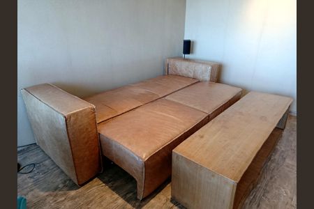 Apartamento para alugar com 82m², 1 quarto e 1 vagaSala - detalhe sofá-cama